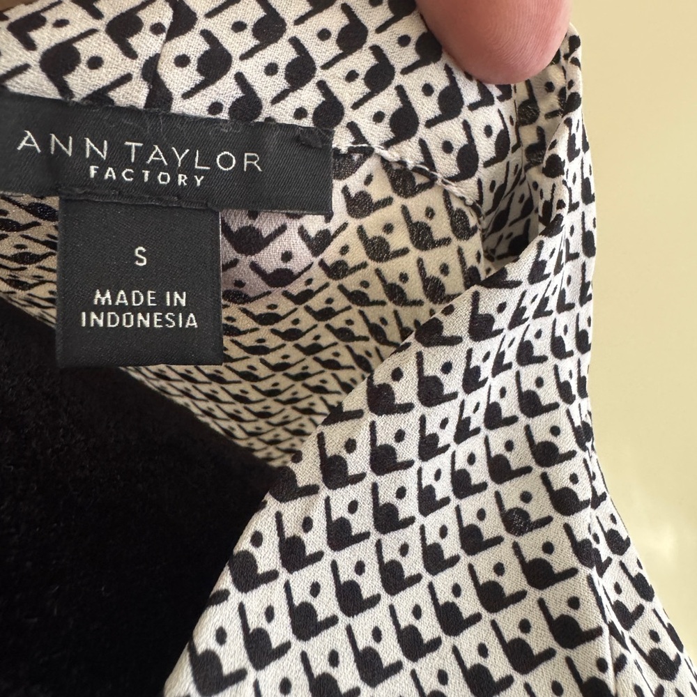 ANN TAYLOR NWOT Sz Small LONG SLEEVE Crossover DRAPE  Blouse FLATTERING - Picture 2 of 8
